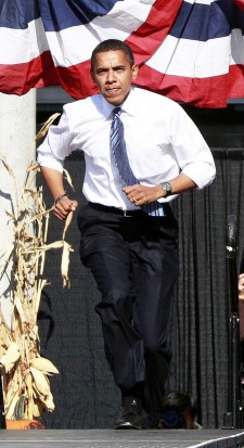 barack-obama-run-on-stage-during-rally_thumb